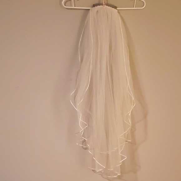 💙Wedding veil 👰. 35" long and extends to 50" width.💙 - Picture 1 of 6